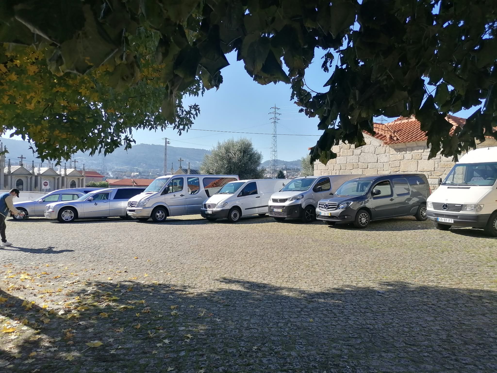 Viatura fúnebre com profissional da Funerária São Martinho